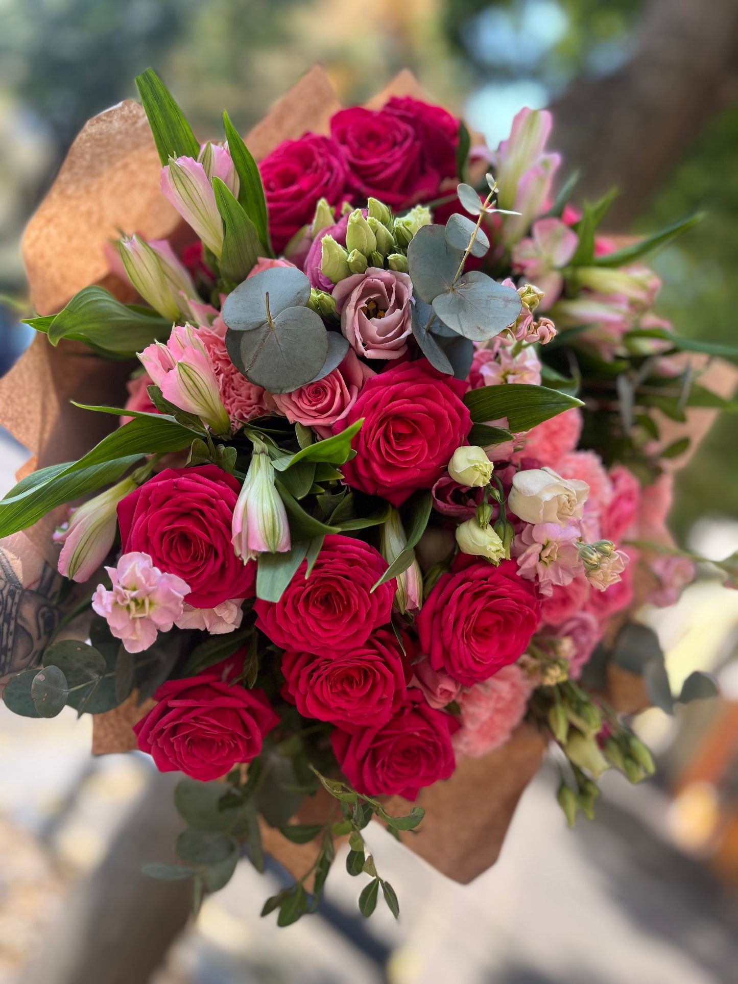 Kytice eustom, alstromerií, růží