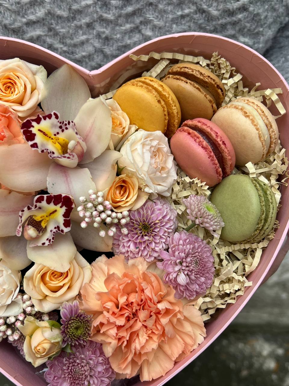 Srdcová krabička s makronky