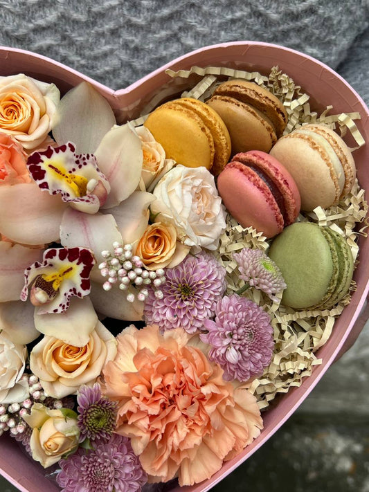 Srdcová krabička s makronky