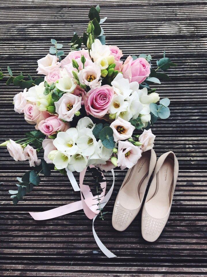 Svatební kytice z eustom, růží, frezií - Freja Květinářství