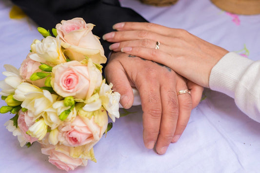 Svatební kytice z frezií a růží - Freja Květinářství