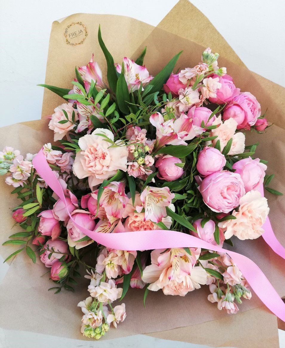 Kytice meruňkovo růžová - Freja Květinářství