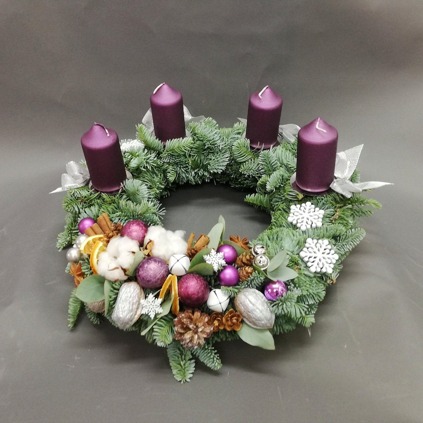 Adventní věnec fialový - Freja Květinářství