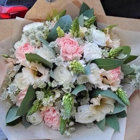 Art kytice bílá № 22 - Freja Květinářství