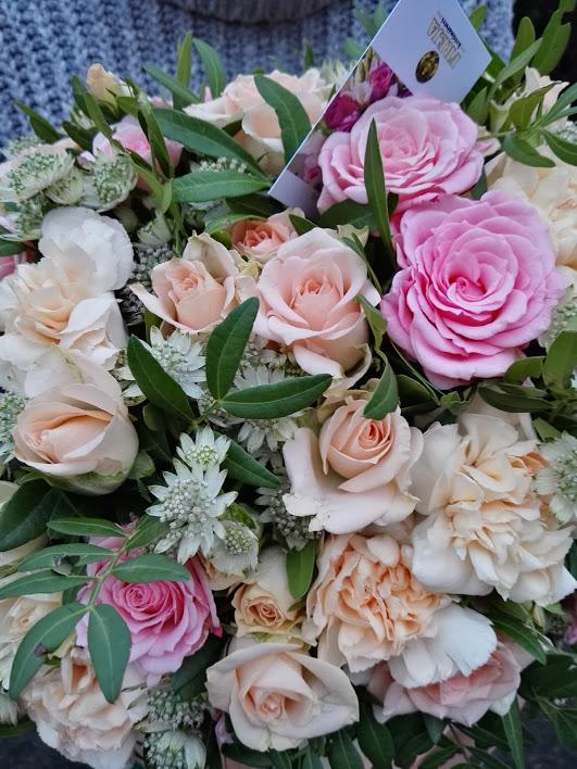 Klobouková krabička s květinami - mix № 3 - Freja Květinářství