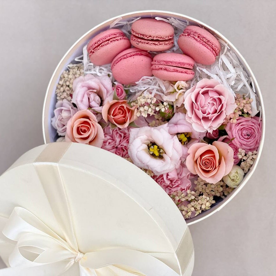 Květiny a makronky v krabičce - Freja Květinářství