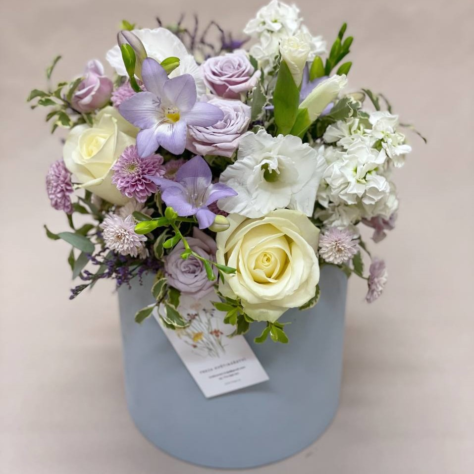 Květiny v kloboukové krabičce - Freja Květinářství