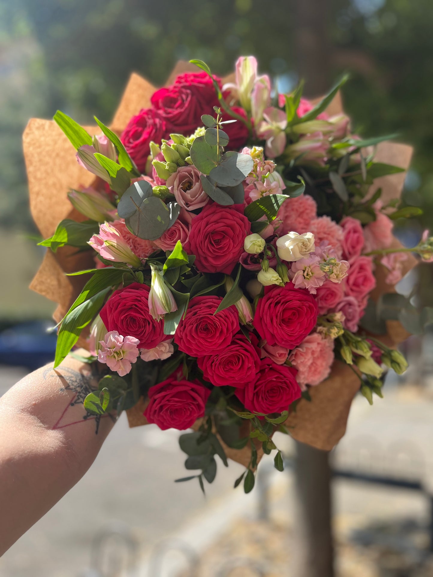 Kytice eustom, alstromerií, růží