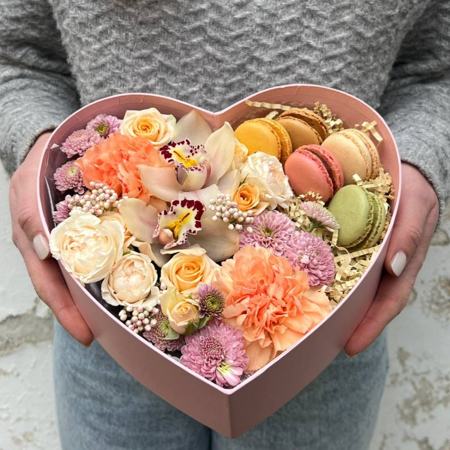 Srdcová krabička s makronky