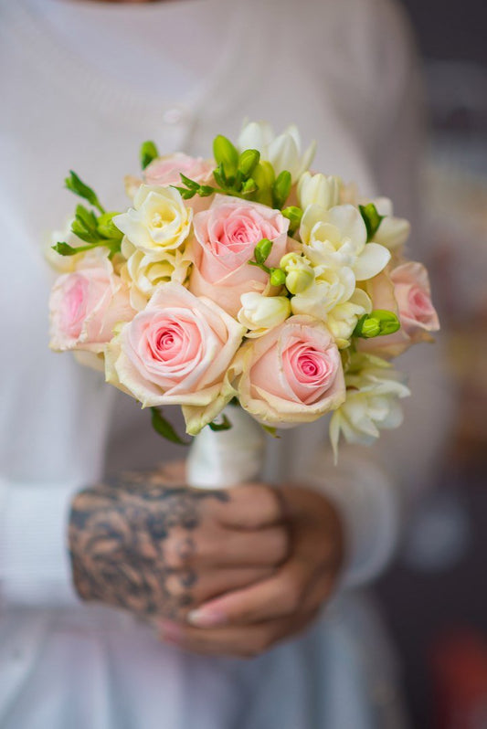 Svatební kytice z frezií a růží - Freja Květinářství