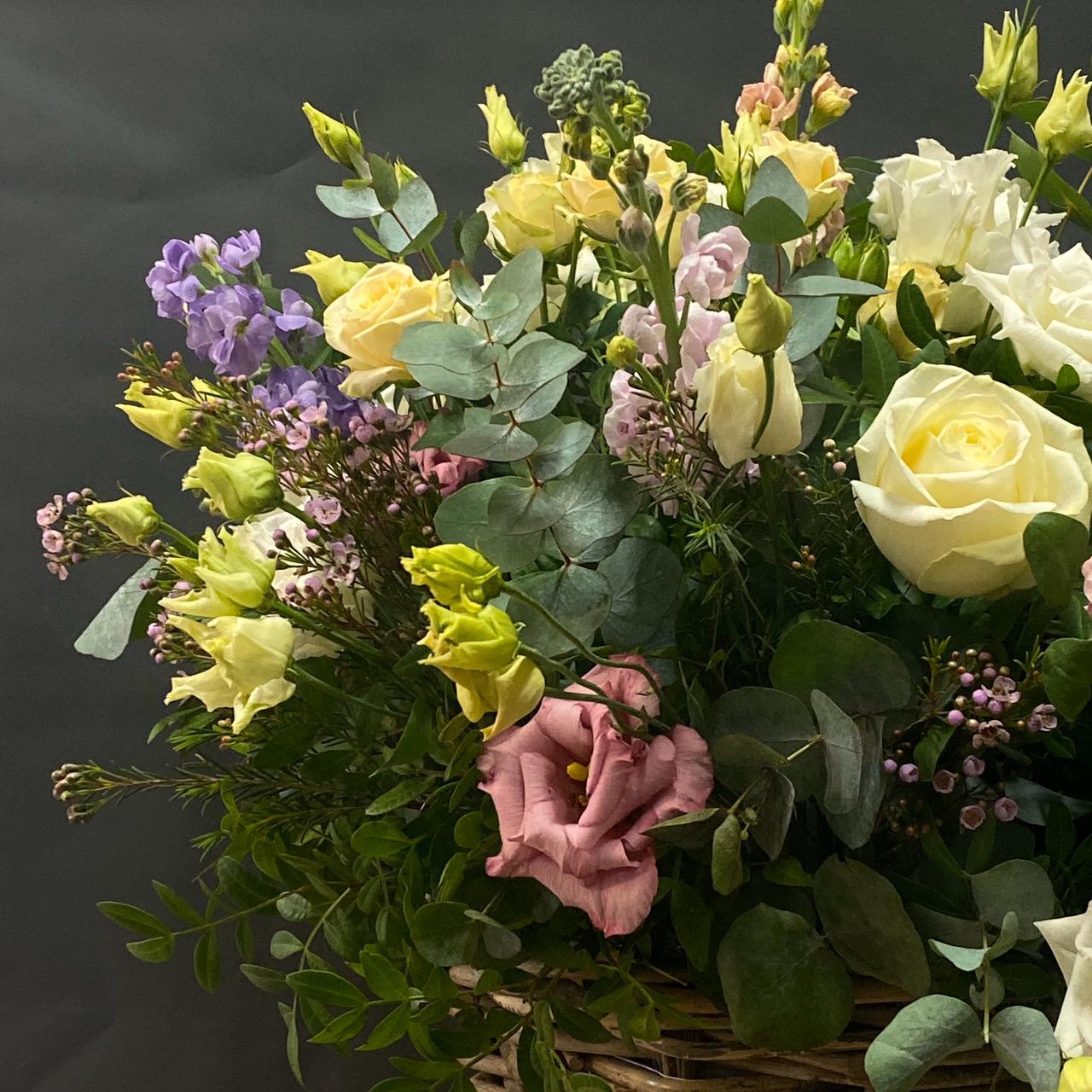 Košík plný květin - Freja Květinářství