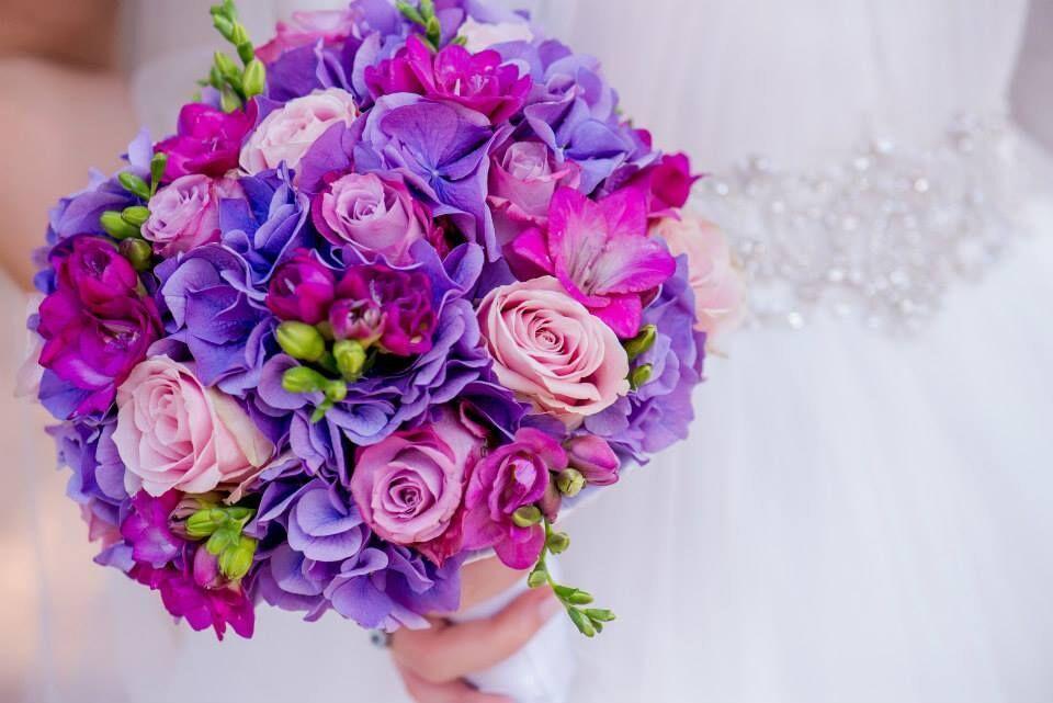 Svatební kytice z hortenzii, růží, frezií - Freja Květinářství
