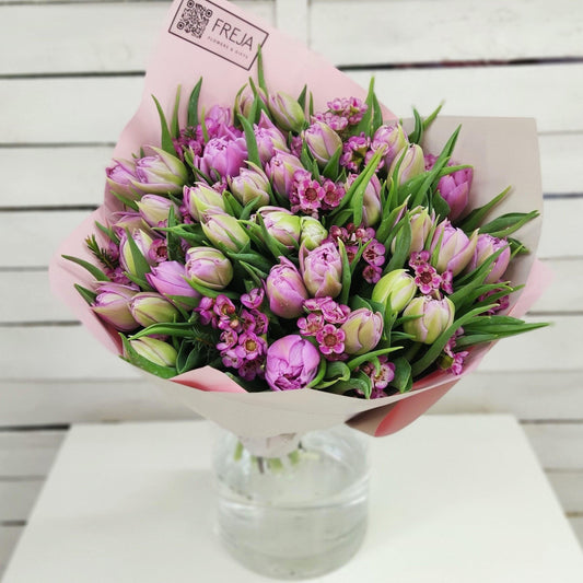 Fialové tulipány a wax - Freja Květinářství
