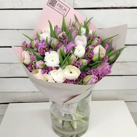 Jarní kytice s ranunkulusy - Freja Květinářství