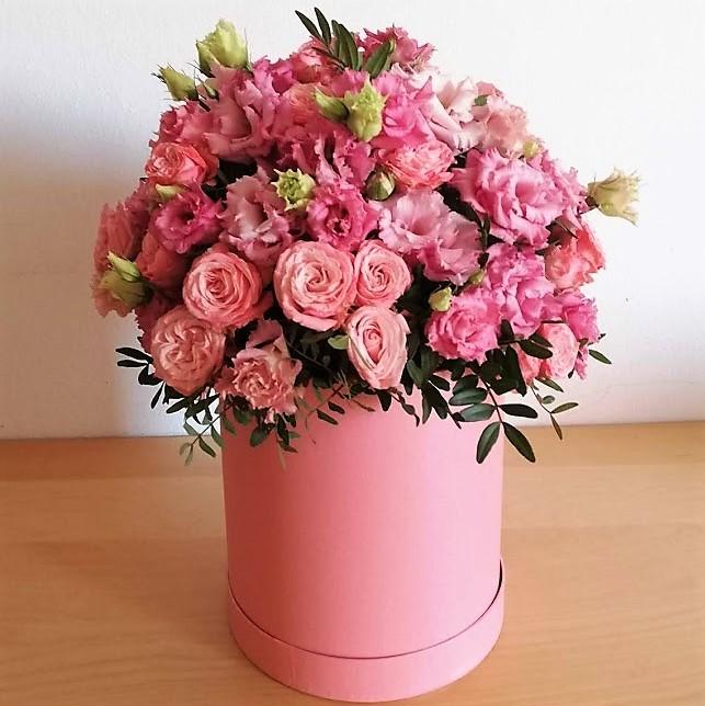 Klobouková krabička z růží a eustom - Freja Květinářství