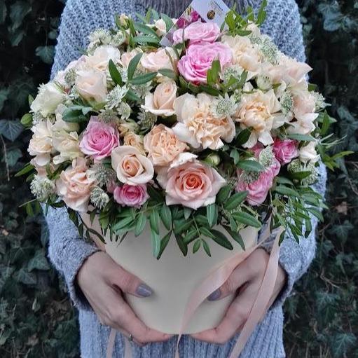 Klobouková krabička s květinami - mix № 3 - Freja Květinářství