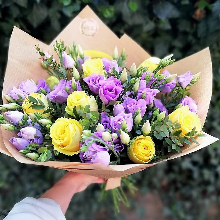 Kytice růží a eustom - Freja Květinářství