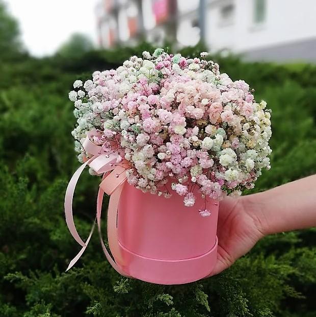 Malá klobouková krabička s gypsophilou - Freja Květinářství