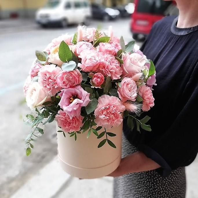 Velká klobouková krabička z růží, eustomy - Freja Květinářství