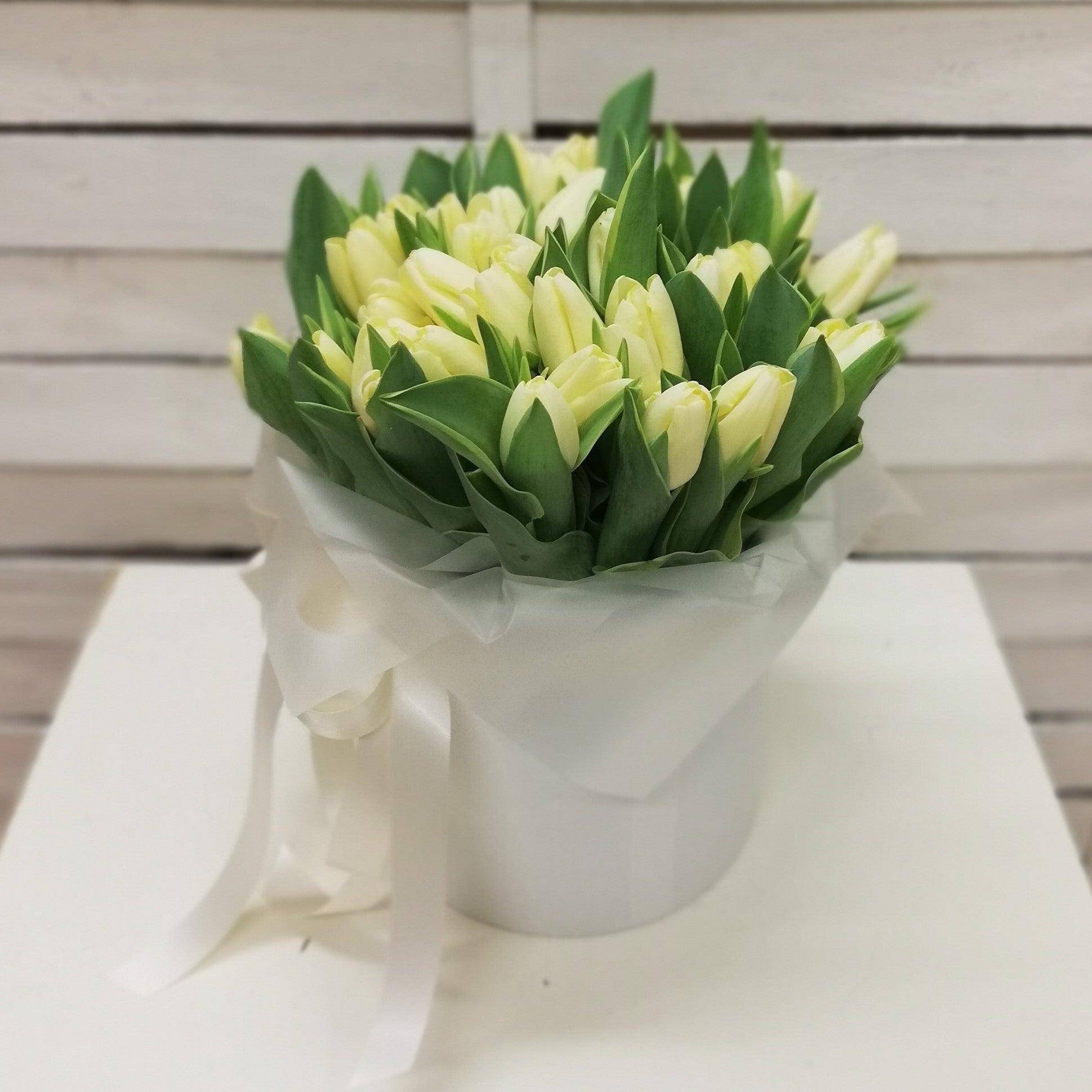 51x bílých tulipánů v kloboukové krabičce - Freja Květinářství