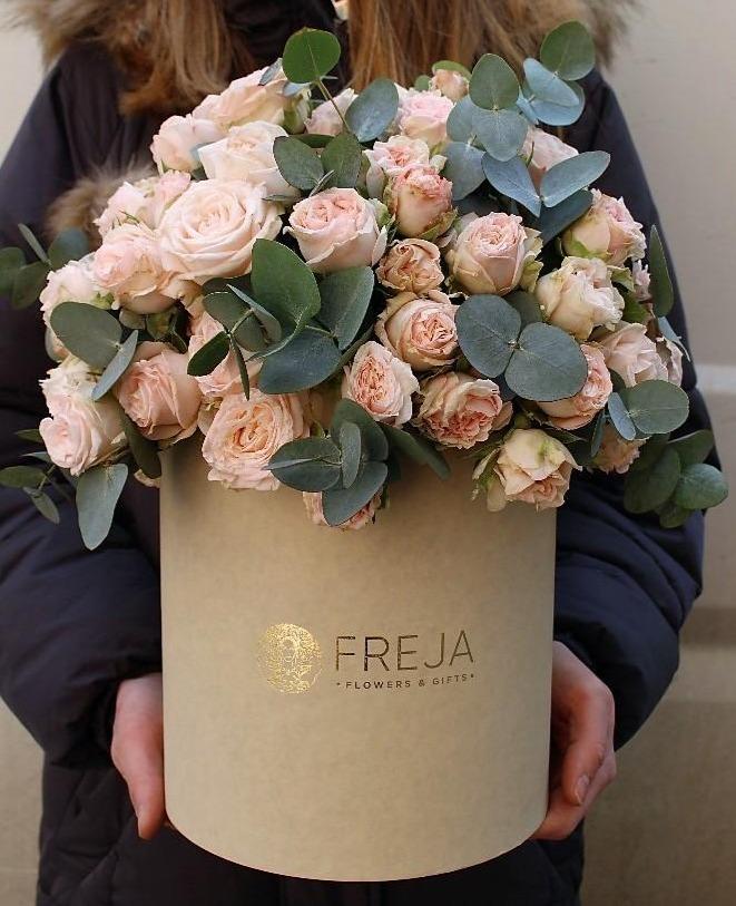 Klobouková krabička z růží № 15 - Freja Květinářství