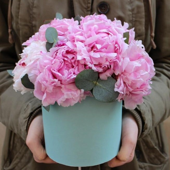 Krabička s pivoňky - mini № 11 - Freja Květinářství