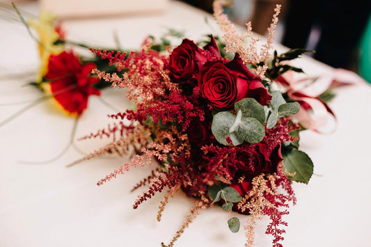 Svatební kytice z růží a astilbe - Freja Květinářství