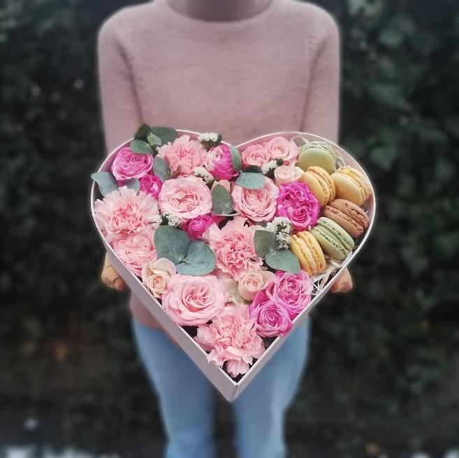 Krabice s makronky „Srdce“ - Freja Květinářství