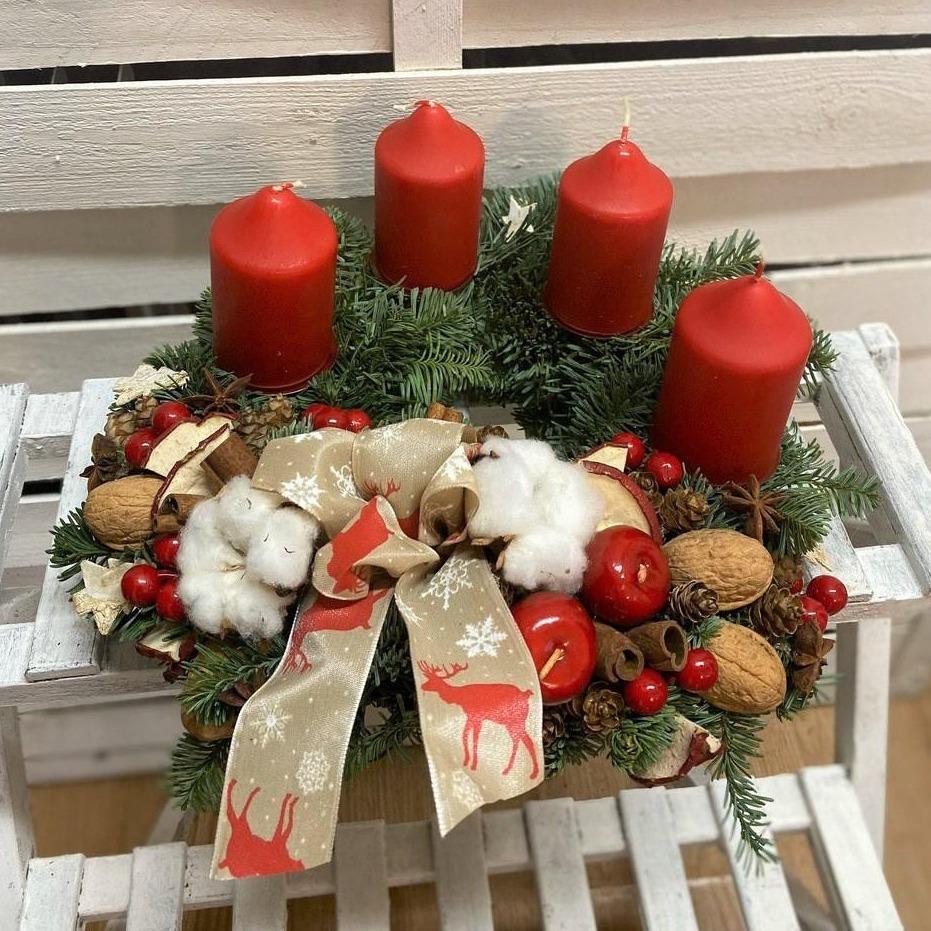 Adventní věnec červený - Freja Květinářství
