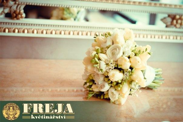 Svatební kytice z tulipánů, ranunkulusu a frezií - Freja Květinářství
