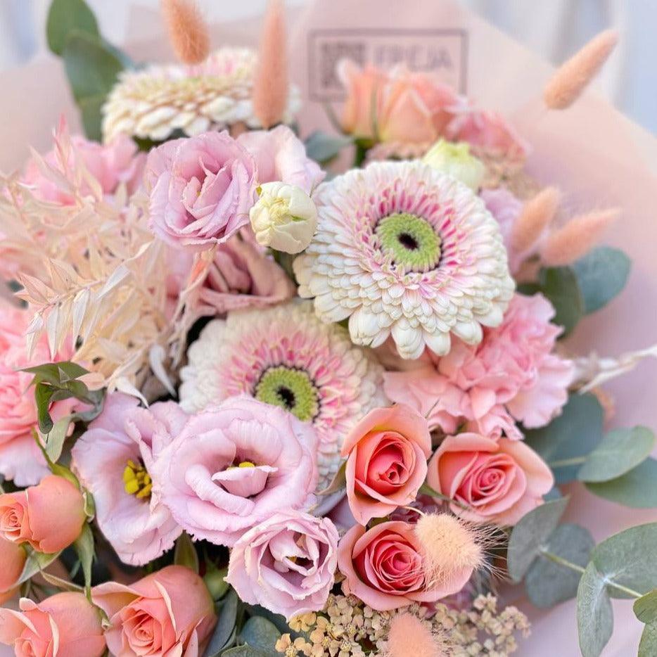 Kytice růžovo - meruňková - Freja Květinářství