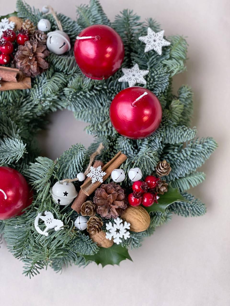 Adventní věnec červený - Freja Květinářství