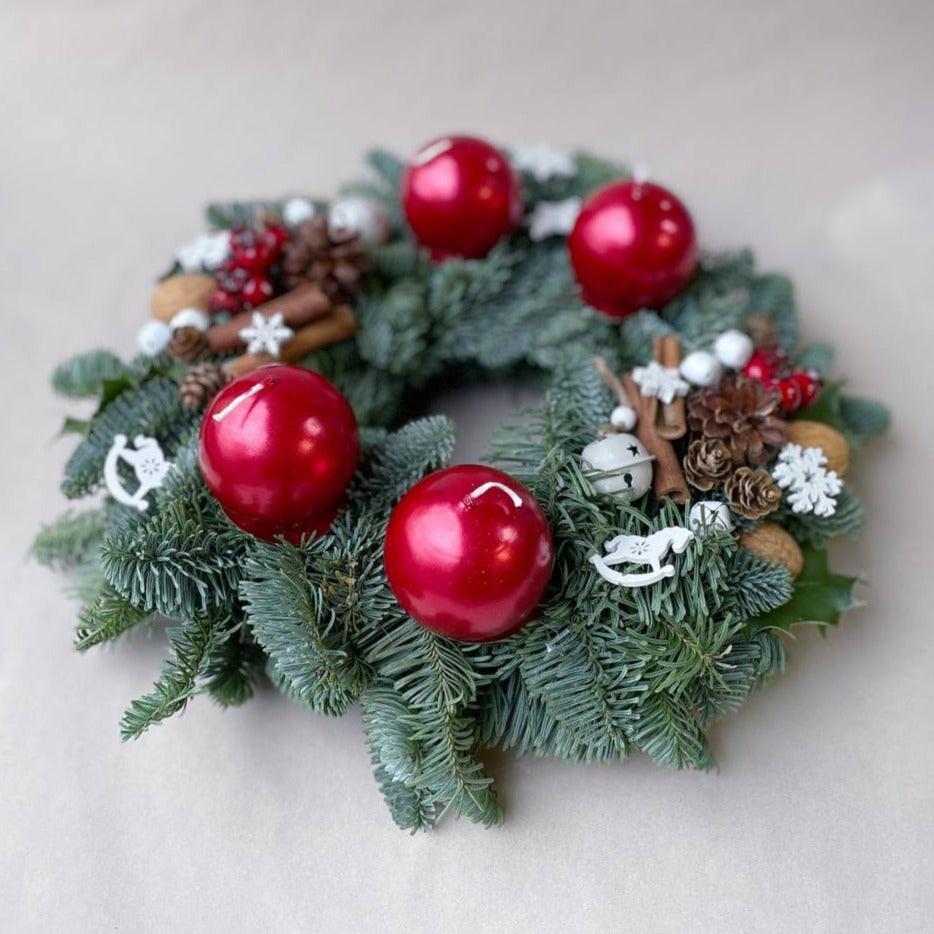 Adventní věnec červený - Freja Květinářství