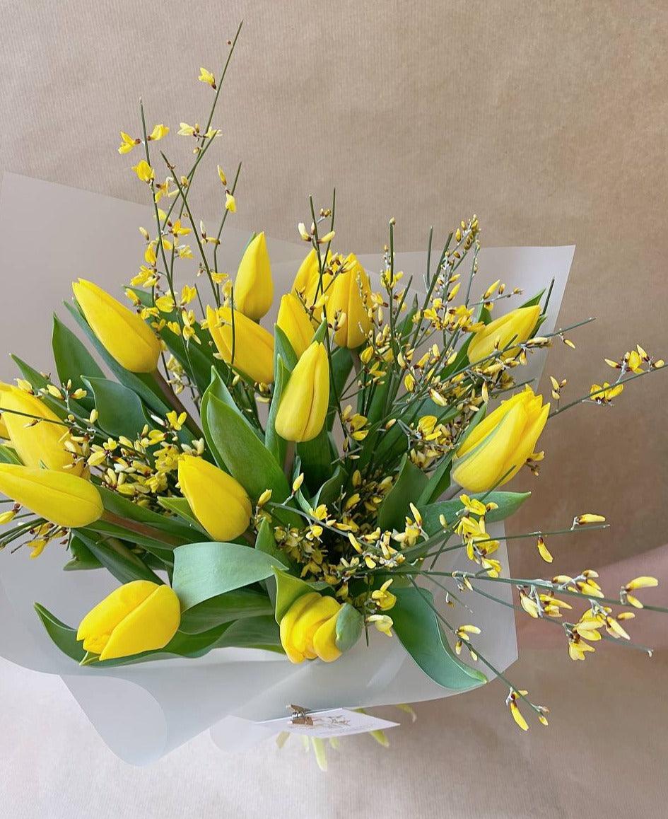Žluté tulipány a genista - Freja Květinářství